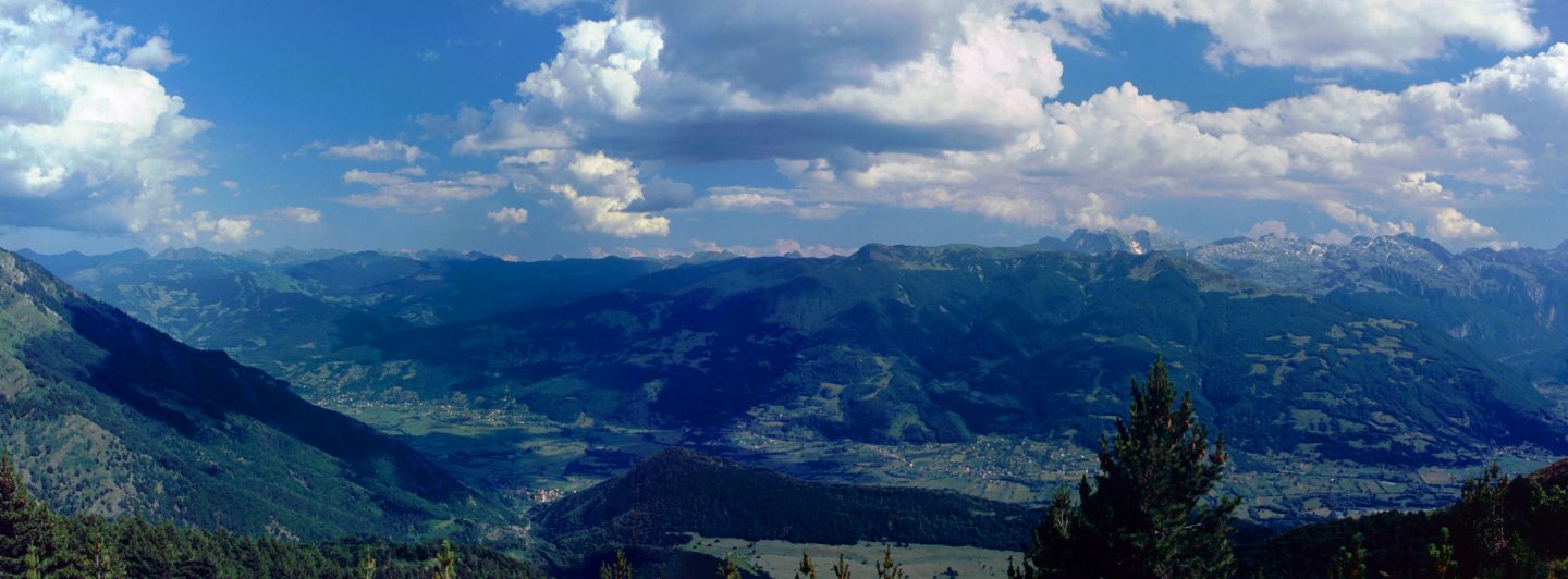 V pohoří Visitor,  pohled Prokletije, vlevo kosovské Prokletije, na jihu albánské (Maja Kolata, Maja e Jezerce)