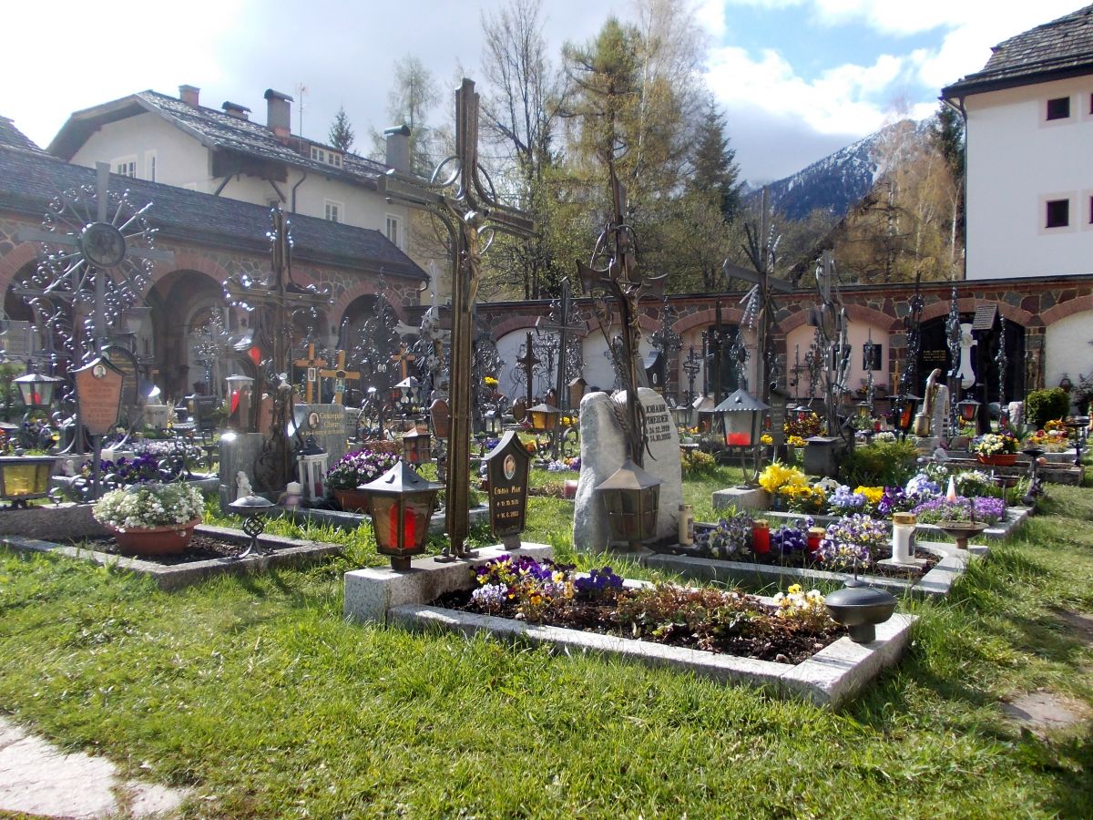 Innichen, hřbitov u románského kostela