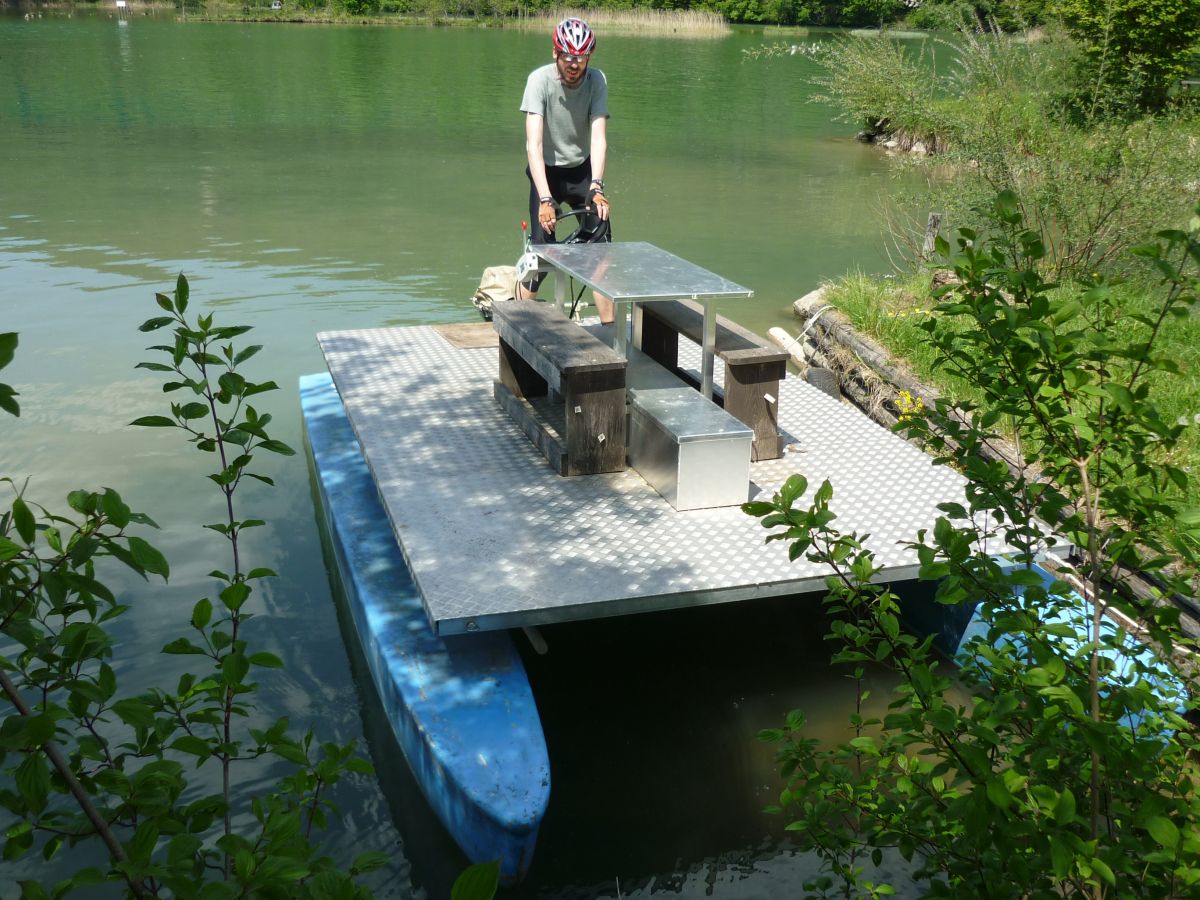 Umělý poloostrov-kotviště lodí u Ferlachu; buzardní pojízdné posezení. Foto KS.