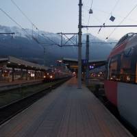 Popis: Innsbruck, hlavní nádraží, velmi brzké ráno