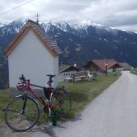 Popis: Už v Rakousku na vyhlídce Stalpen nad městečkem Sillian ve výšce 1520 m. Dolominy v mraku