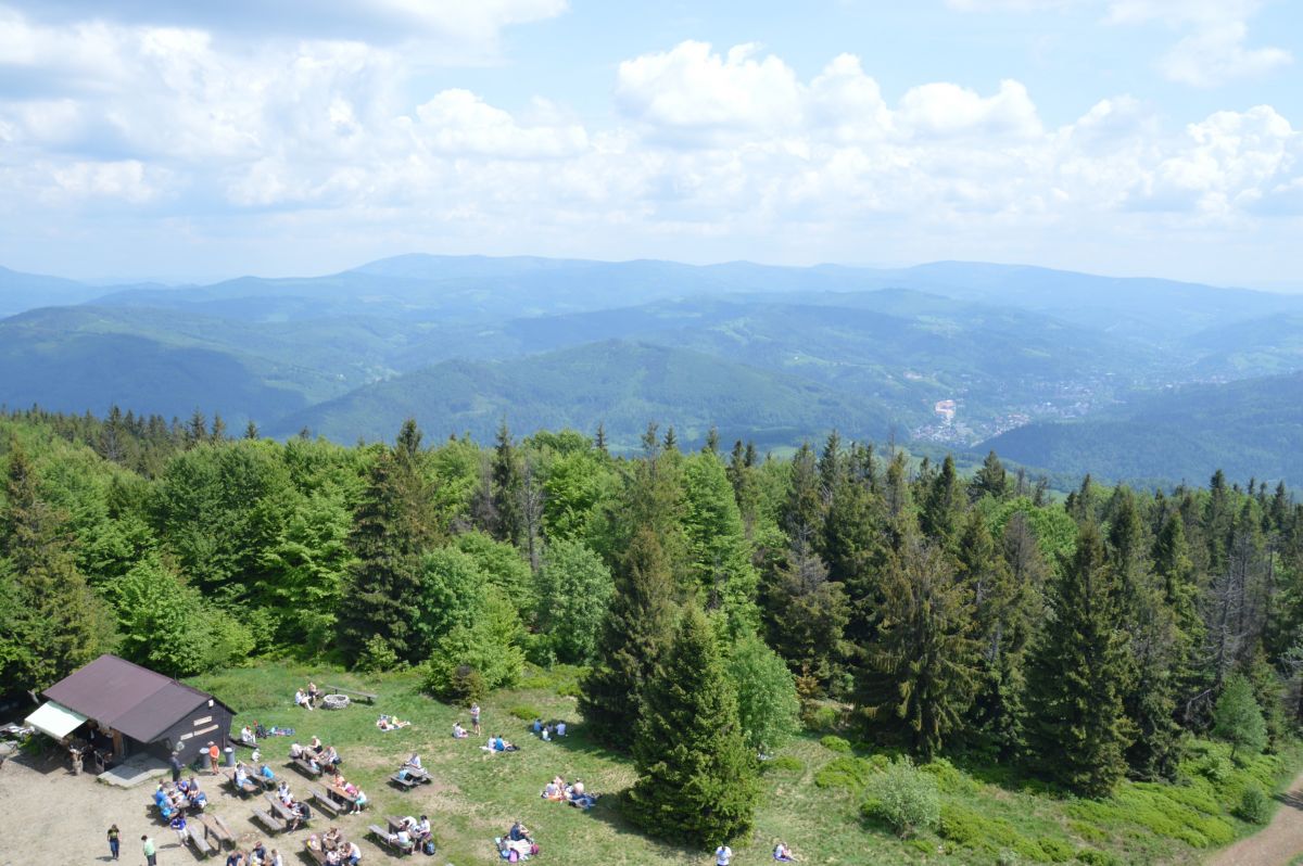 Z vrcholu Velká Čantoryje (995 m), vzadu hl. hřeben (polských) Slezských Beskyd