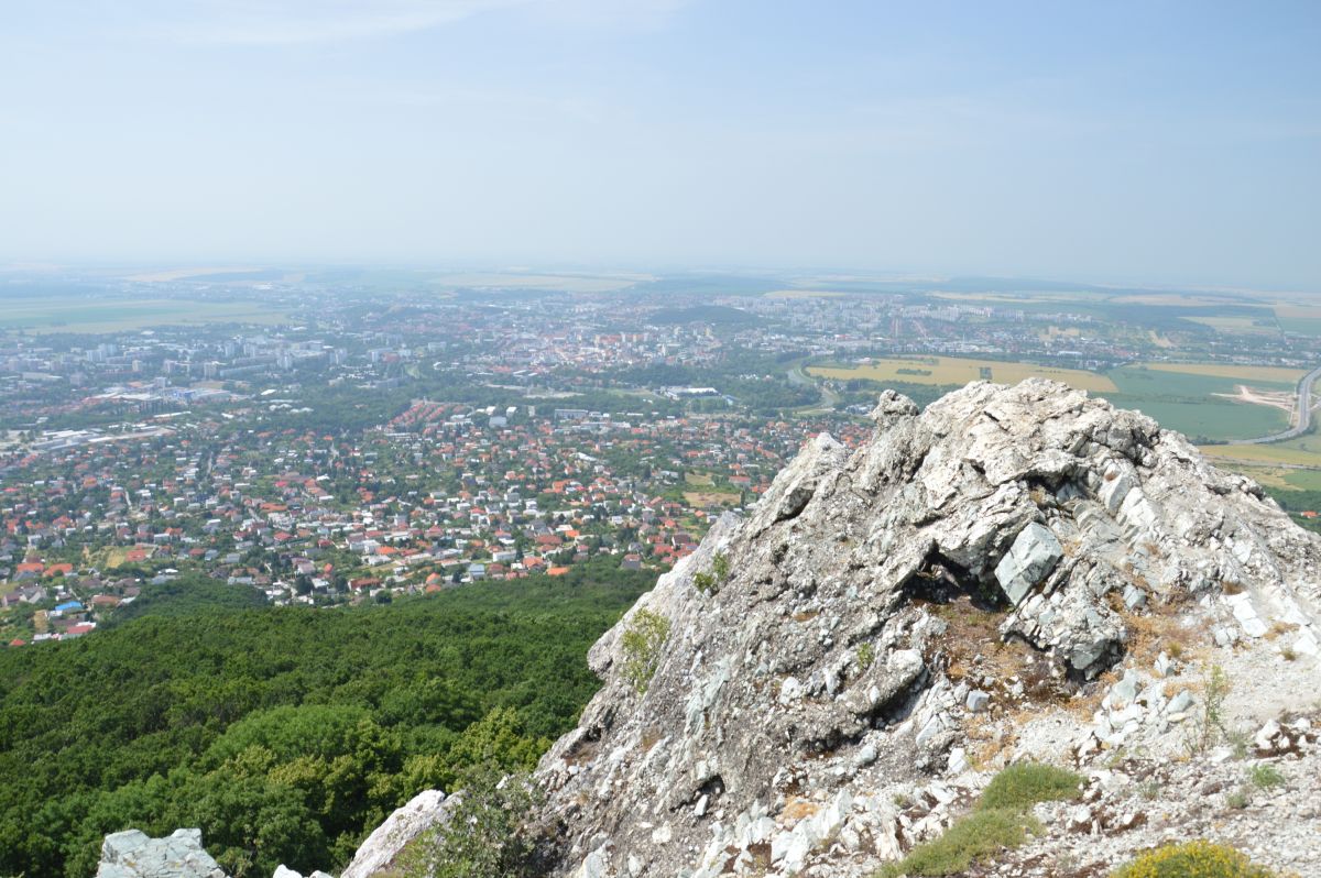 Zobor, vzadu Nitra a nekonečná Panonská nížina