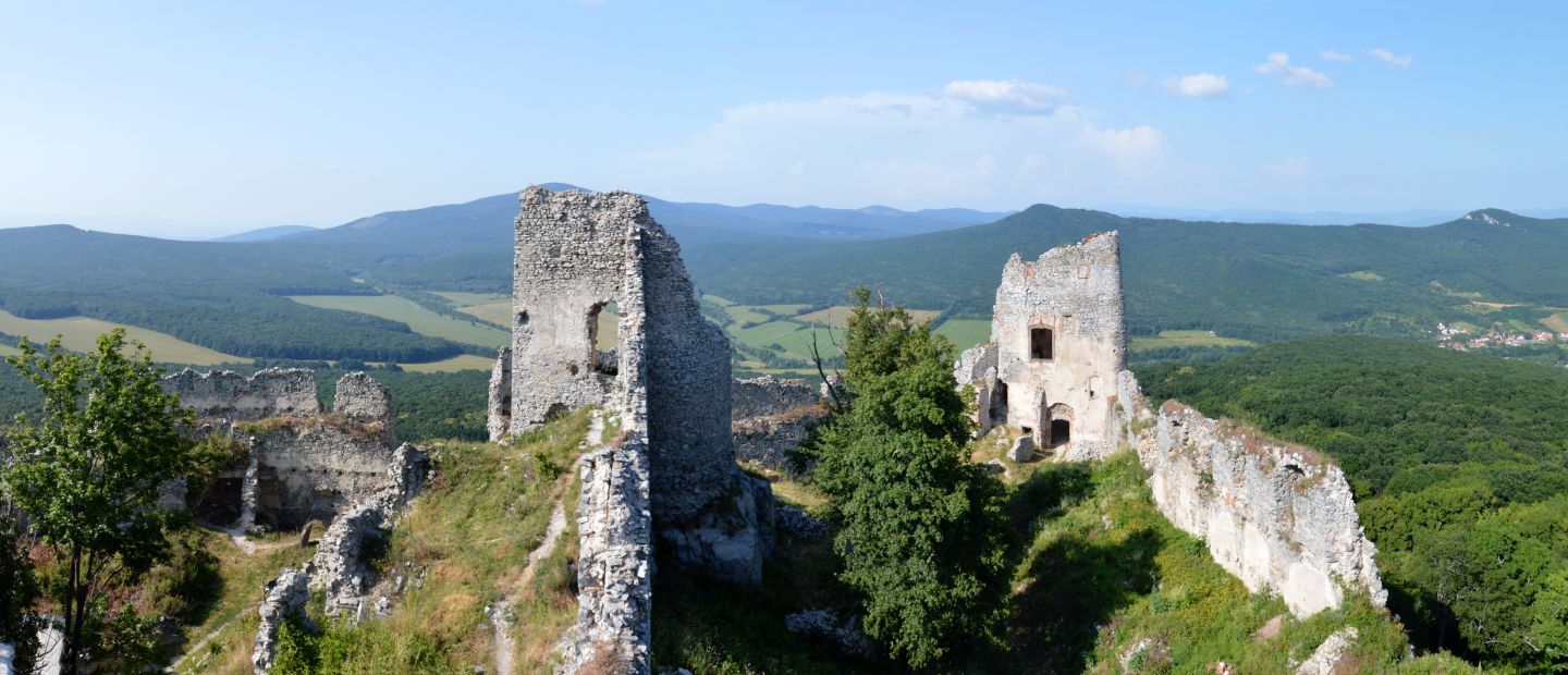 Gymeš, na nejvyšším místě hradu, vlevo vzadu Veľký Tribeč