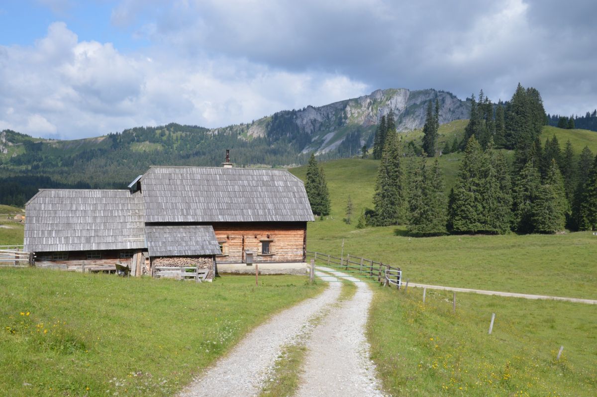 Samota Bodneralm v obrovském krasovém závrtu