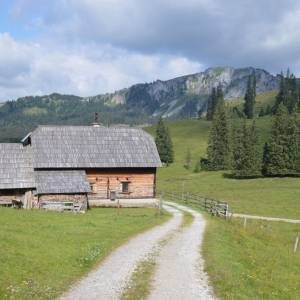 Samota Bodneralm v obrovském krasovém závrtu