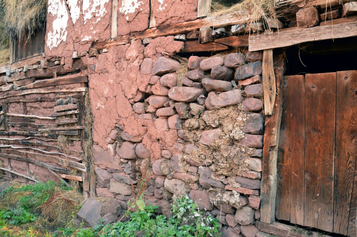 Topli do - detail výstavby: sláma, dřevo nebo zde konkrétně kámen omazané hlínou