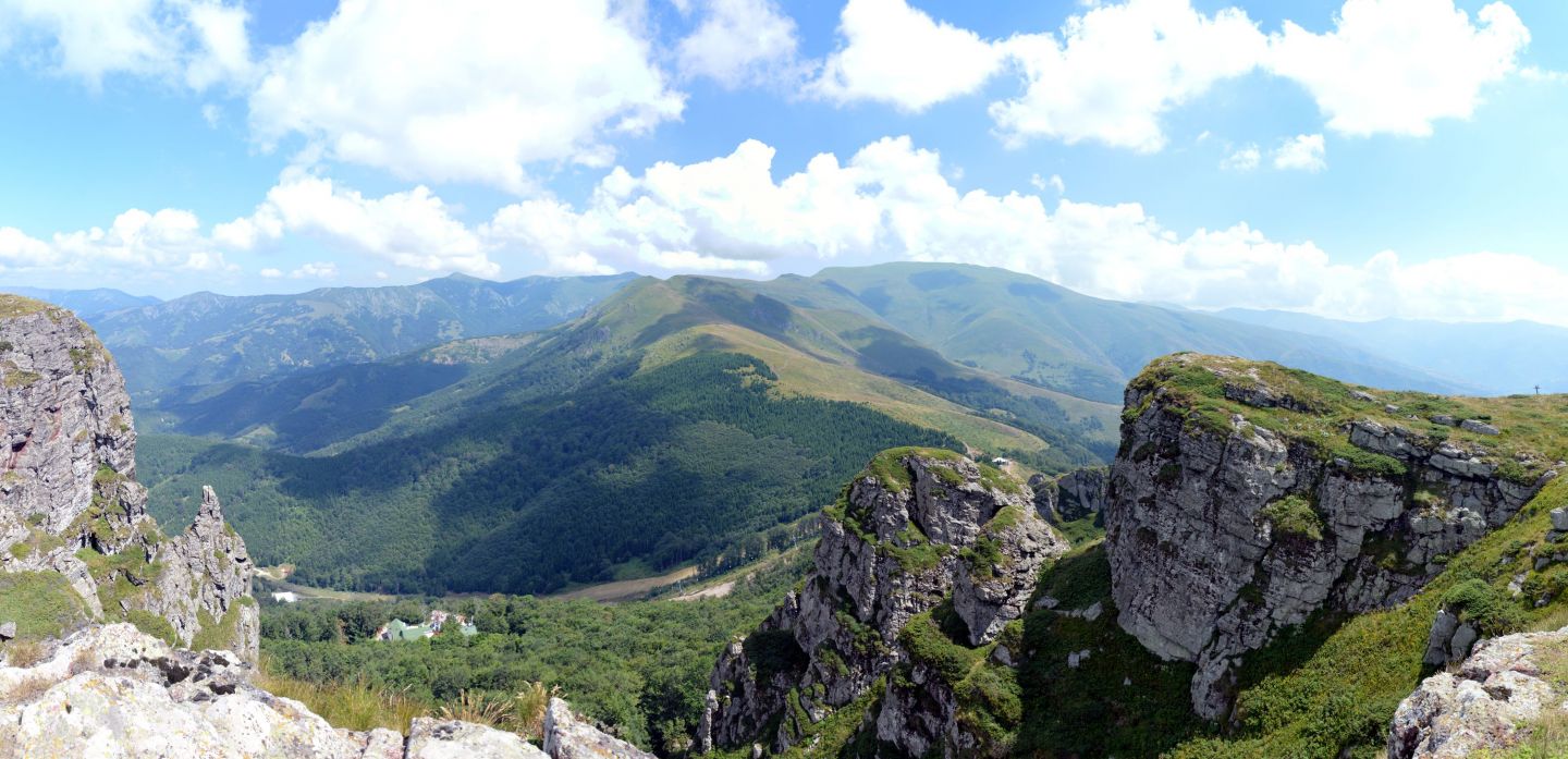 Na planině Babin Zub, dole nové sjezdovky,vzadu vpravo Midžor