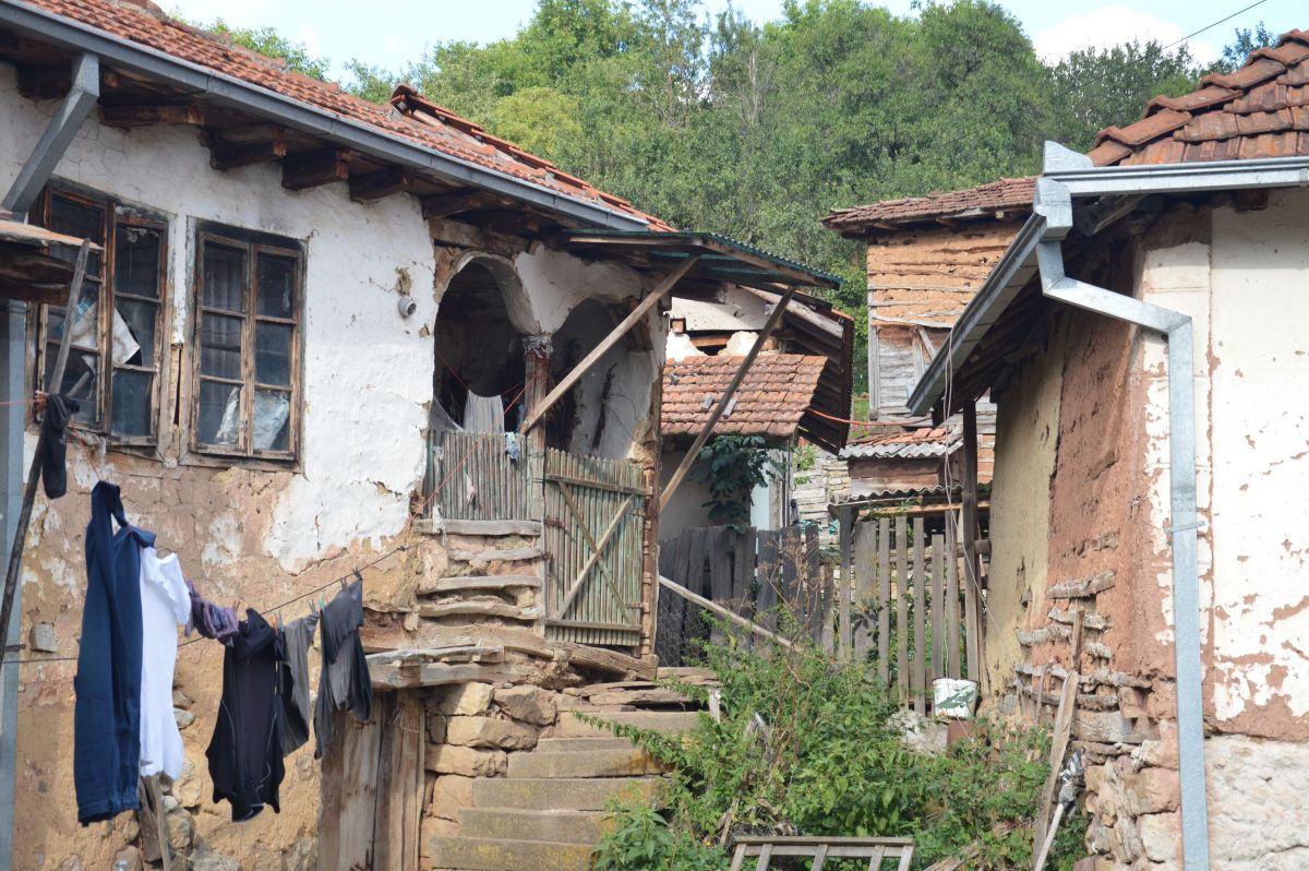 Ves Rosomač, celkem plna obydlených domů, přesto bez obchodu, hospody...