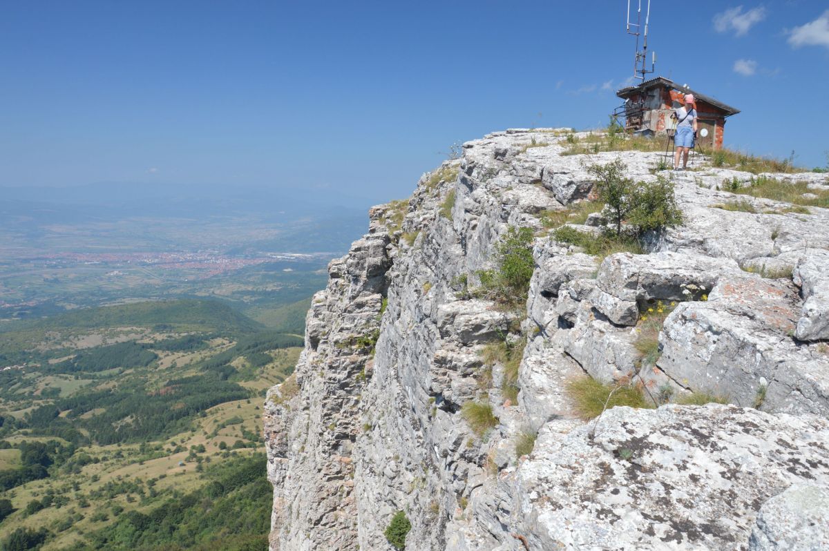Basarski kamen, nejvyšší bod (1377 m) planiny Vidlič, dole město Pirot