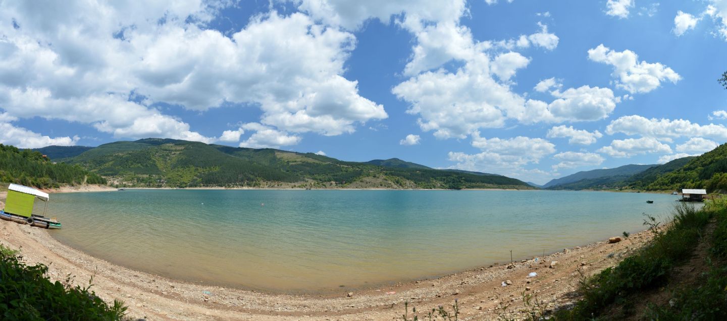 Zavojsko jezero, nádherná přehrada, teploučka voda a skoro nikde nikdo (není tu obchod, hospoda...)