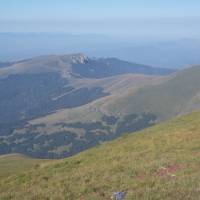 Popis: Midžor, pohled na Babin Zub, nyní hlavní=jediné zimní středisko srbské Staré planiny