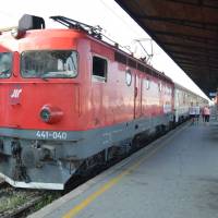 Popis: Nádraží v Bělehradu - lety stejná jistota zanedbanosti, malého provozu, ale skvělé fontány na vodu a milé nádražní kavárny