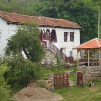 Popis: Ves Senokos, opravený domek
