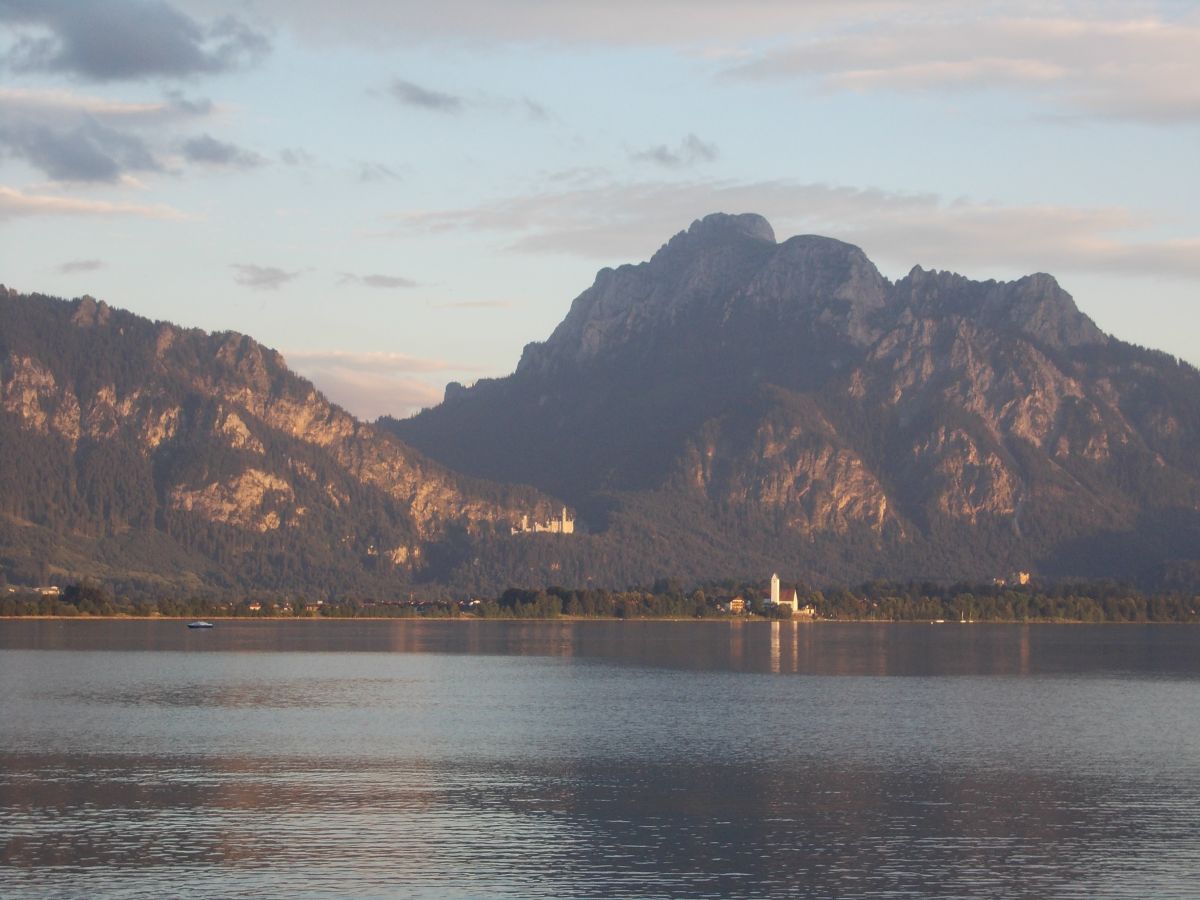 Forggensee u Füssenu, vzadu zámek Neuschwanstein