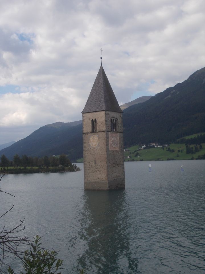Přehrada Reschen See se zatopeným kostelem (Itálie)