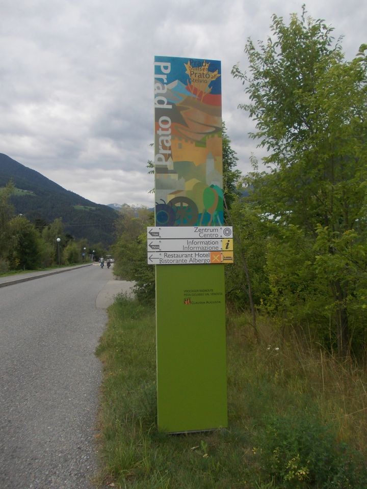 Perfektní orientační značení na cyklostezce vždy před obcí v Jižním Tyrolsku
