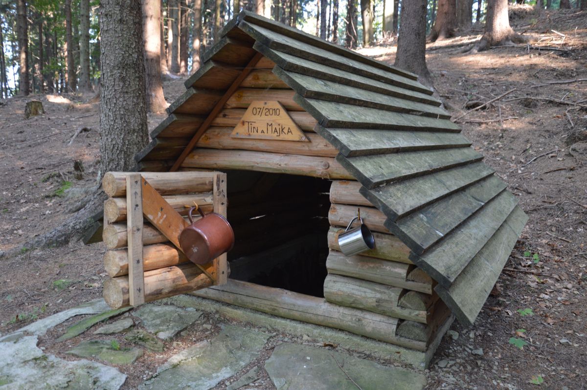 Moderní studánka pod chatama na kopci Požár (není na mapě)