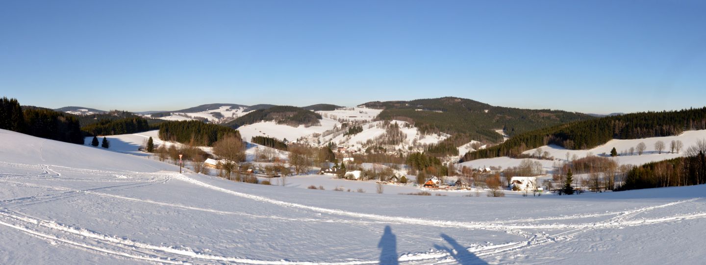 Žďárské vrchy, Nový Jimramov. Vpravo vzadu vrch a skáky Prosička, zcela vlevo Buchtův kopec