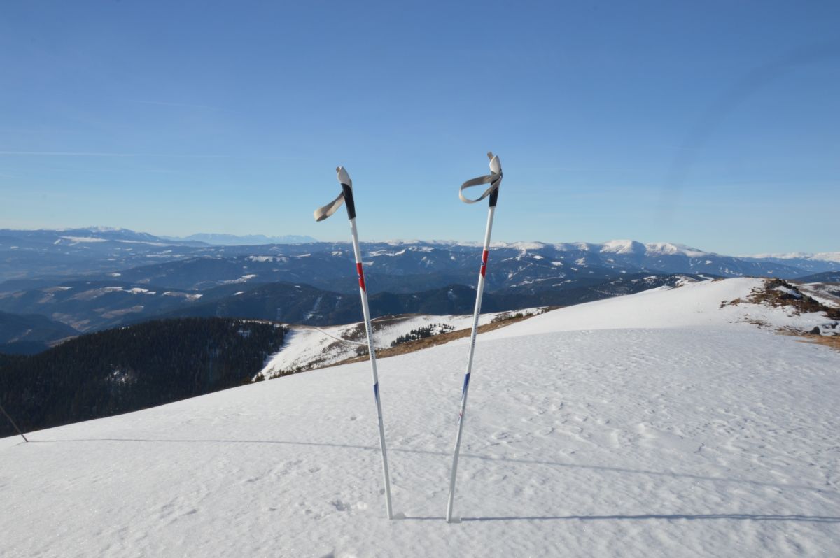 Na hřebenu Rossbachalm; vlevo pohoří Koralpe, vpravo od nich na obzoru Kamnicko-Savinjské Alpy, vpravo Packalpe