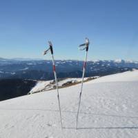 Popis: Na hřebenu Rossbachalm; vlevo pohoří Koralpe, vpravo od nich na obzoru Kamnicko-Savinjské Alpy, vpravo Packalpe