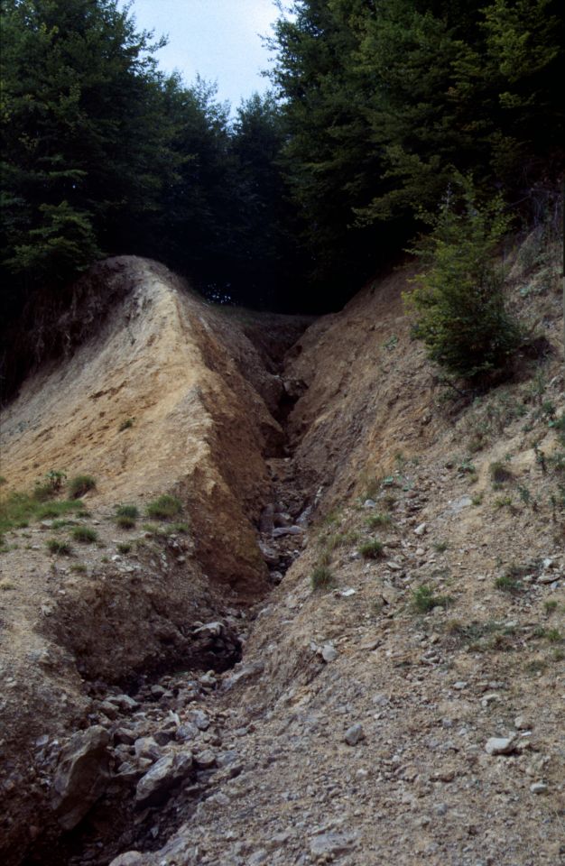 cesta zničená erozí