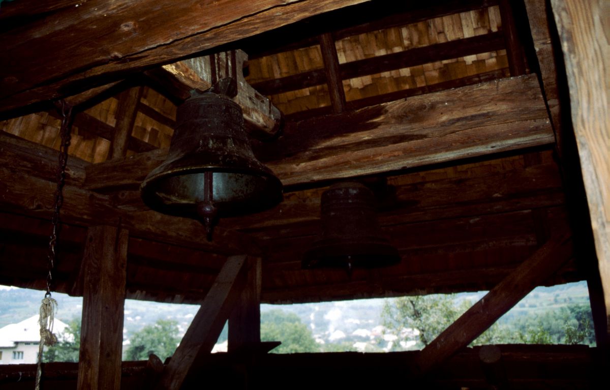Maramureş – Săliştea de Sus: dřevěný kostel, zvonice
