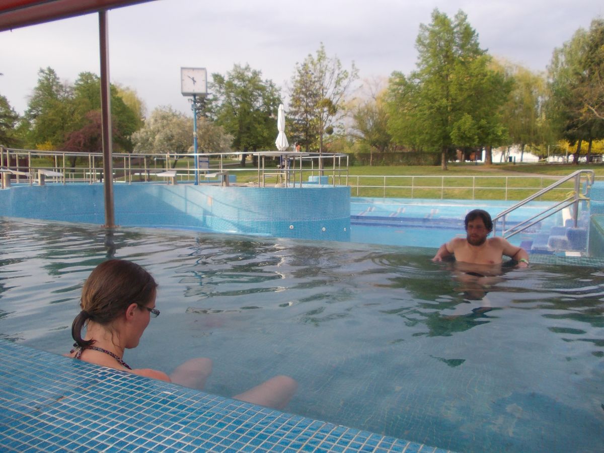 Termál Vegardo (část města Sárospatak), mimo sezóny velmi levné vstupné, ale zase je napuštěn jen jeden bazén na plavání a dva na posedávání.