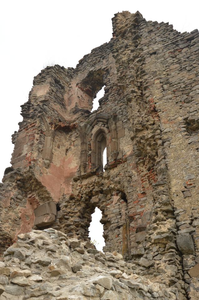 Slanský hrad, zřícenina nad obcí Slanec