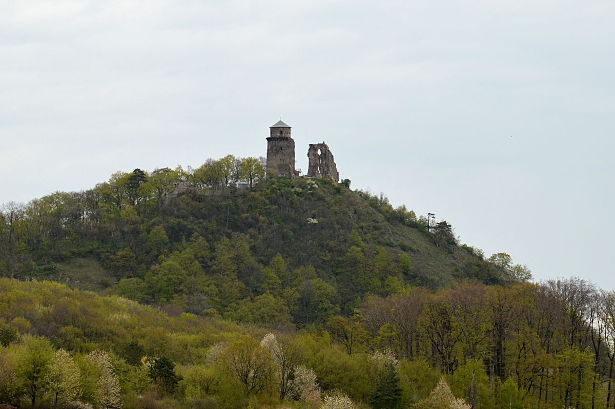 Slanský hrad, zřícenina nad obcí Slanec. Za posledních 5 let dostavěli a zastřešili hlavní věž.