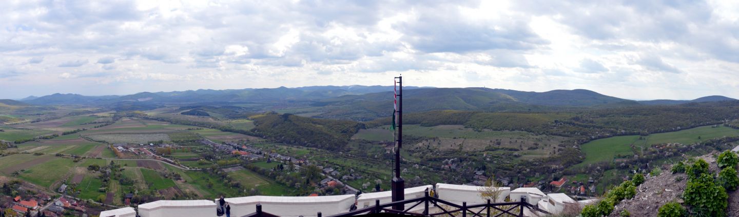 Z hradu Füzer, pohled na hřebeny Zemplényi-hegység