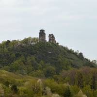 Popis: Slanský hrad, zřícenina nad obcí Slanec. Za posledních 5 let dostavěli a zastřešili hlavní věž.