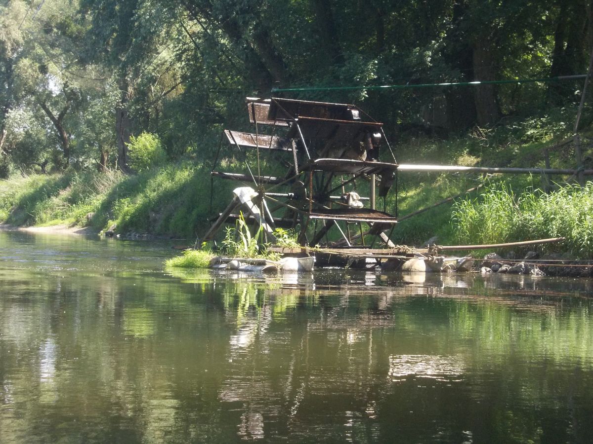 Vodní kolo na spodní vodu na rakouském břehu řeky, čerpá vodu možná na závlahu