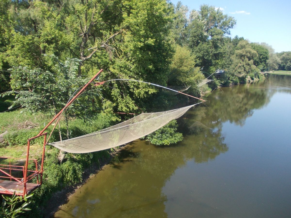 U Hohenau. 15 km souvislé osídlení chatek a sítí na Rakouské straně