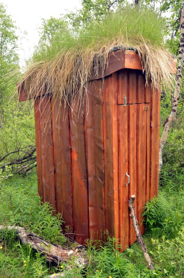 Chatě Arthurgammen, i kadibudka má zelenou střechu