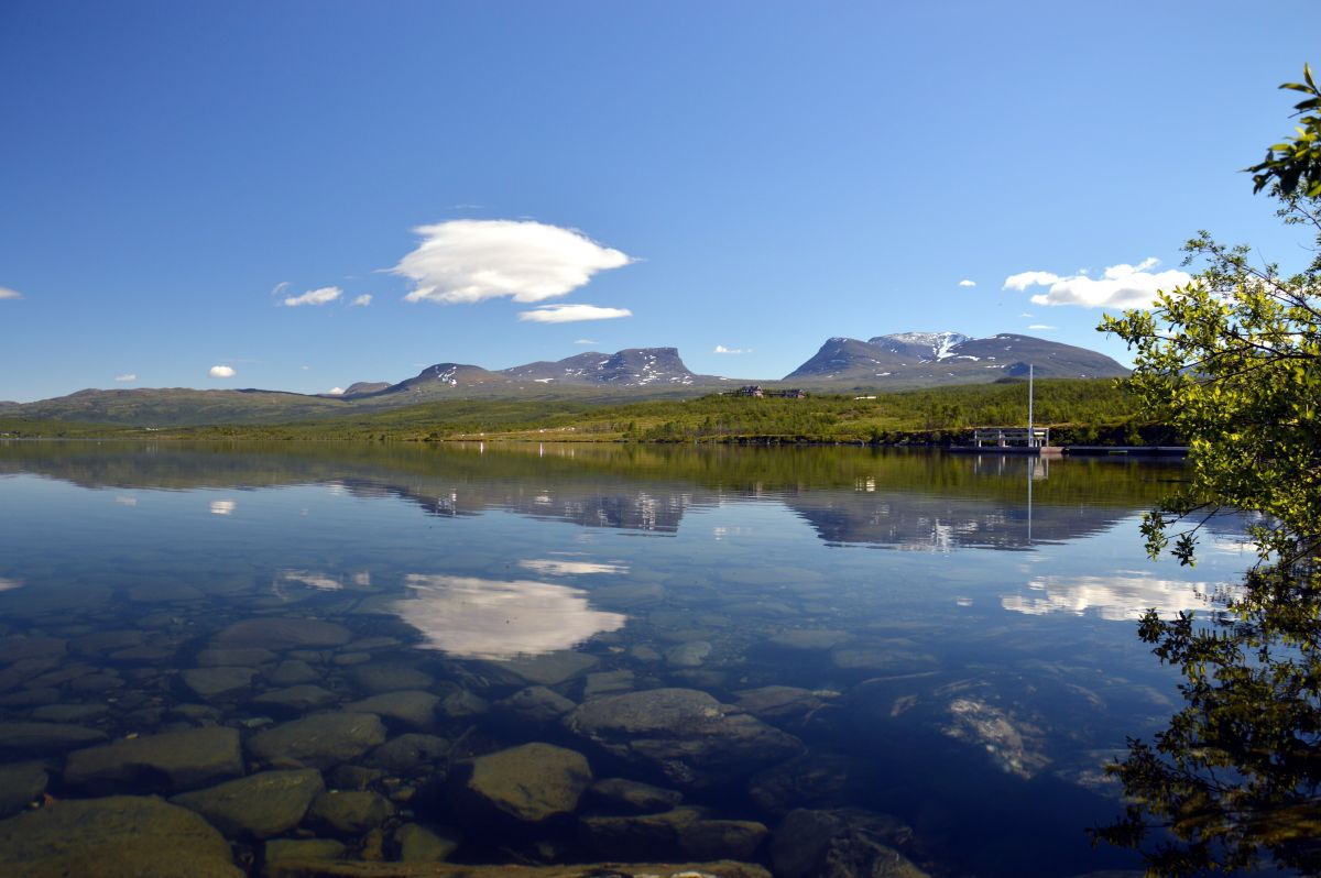 Abisko, největší horské jezero ve Švédsku Torneträsk; pohled na tzv. Laponskou bránu