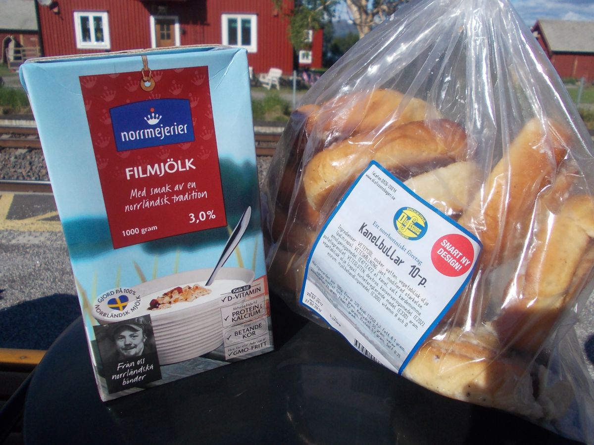 Typické švédské pokrmy: kefír a skořicové pečivo