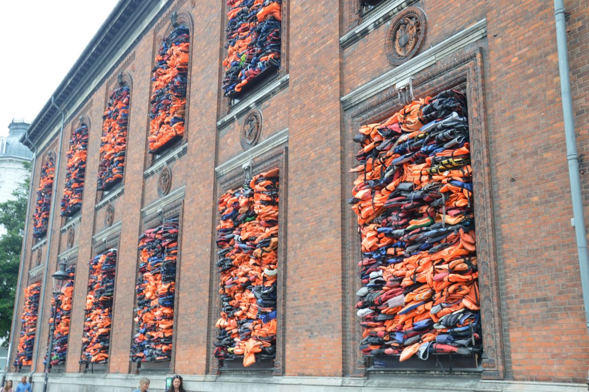Kodaň, čínský umělec Aj Wej-wej vytvořil fasádu z vest od uprchlíků z ostrova Lesbos
