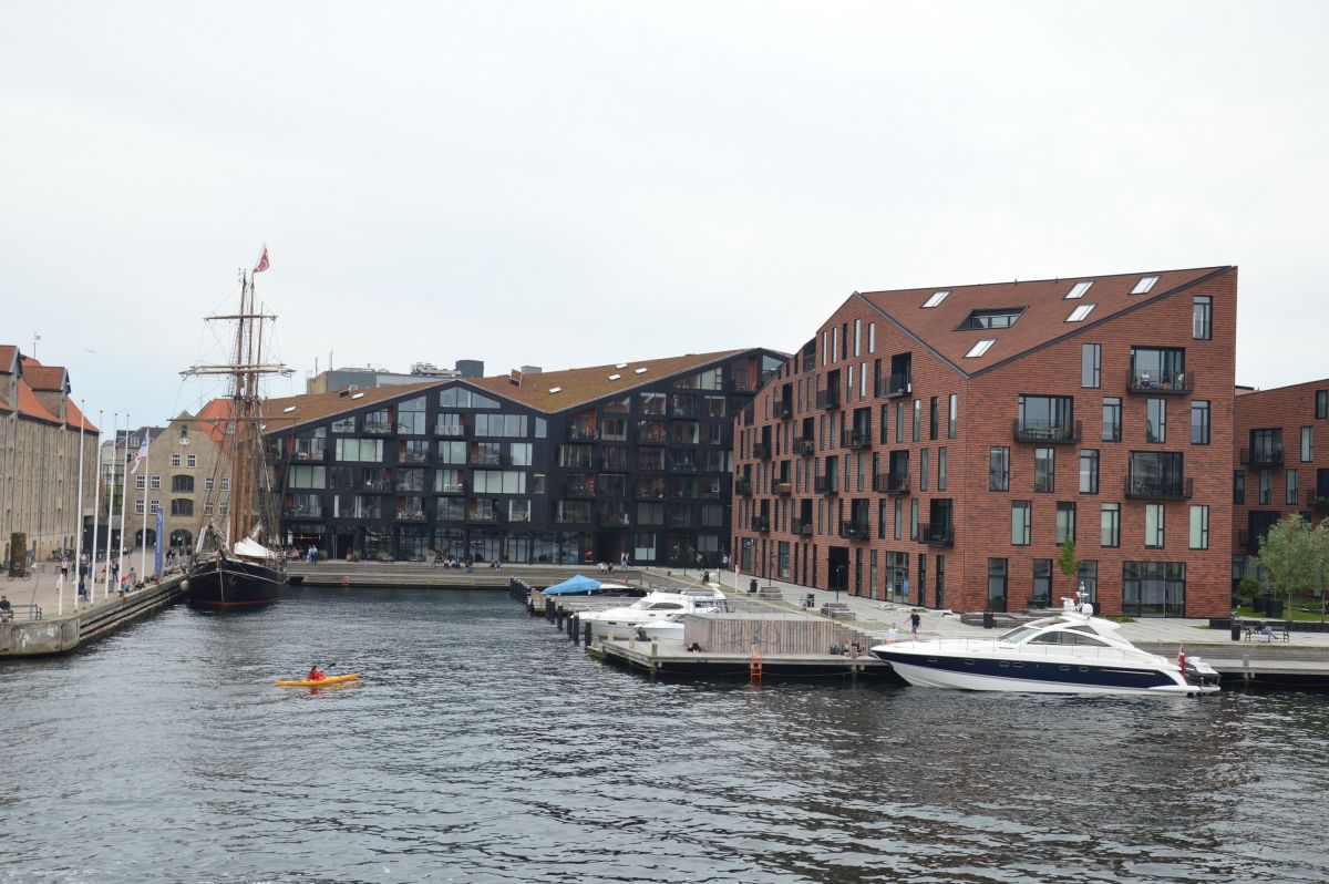 Kodaň, moderní domy na břehu mořského kanálu