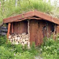 Popis: Chatička z drnů Arthurgammen, na začátku  údolí Reisa (drny na bocích, shora zelená střecha)