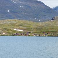 Popis: Sámská osada na břehu jezera Alisjaure