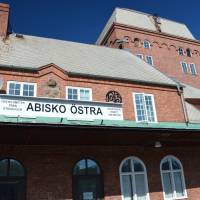 Popis: Nádraží Abisko Östra, odtud jede přímý vlak do Stockholmu