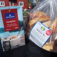 Popis: Typické švédské pokrmy: kefír a skořicové pečivo