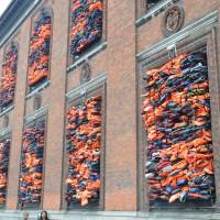 Popis: Kodaň, čínský umělec Aj Wej-wej vytvořil fasádu z vest od uprchlíků z ostrova Lesbos
