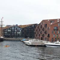 Popis: Kodaň, moderní domy na břehu mořského kanálu