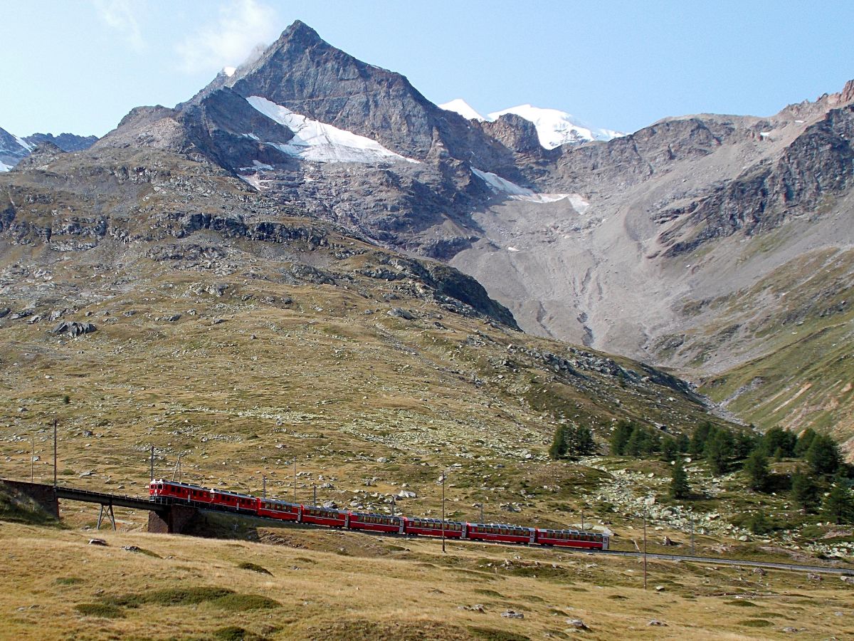 Údolí Bernina a slavná úzkokolejka (v cca 2200 m)