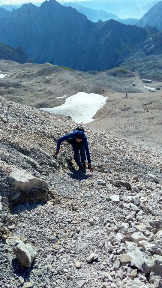 Výstup na Zugspitze, v nepříjemné suti