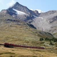 Popis: Údolí Bernina a slavná úzkokolejka (v cca 2200 m)