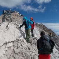 Popis: Sestup z Zugspitze, přes brýle není vidět trocha strachu v očích