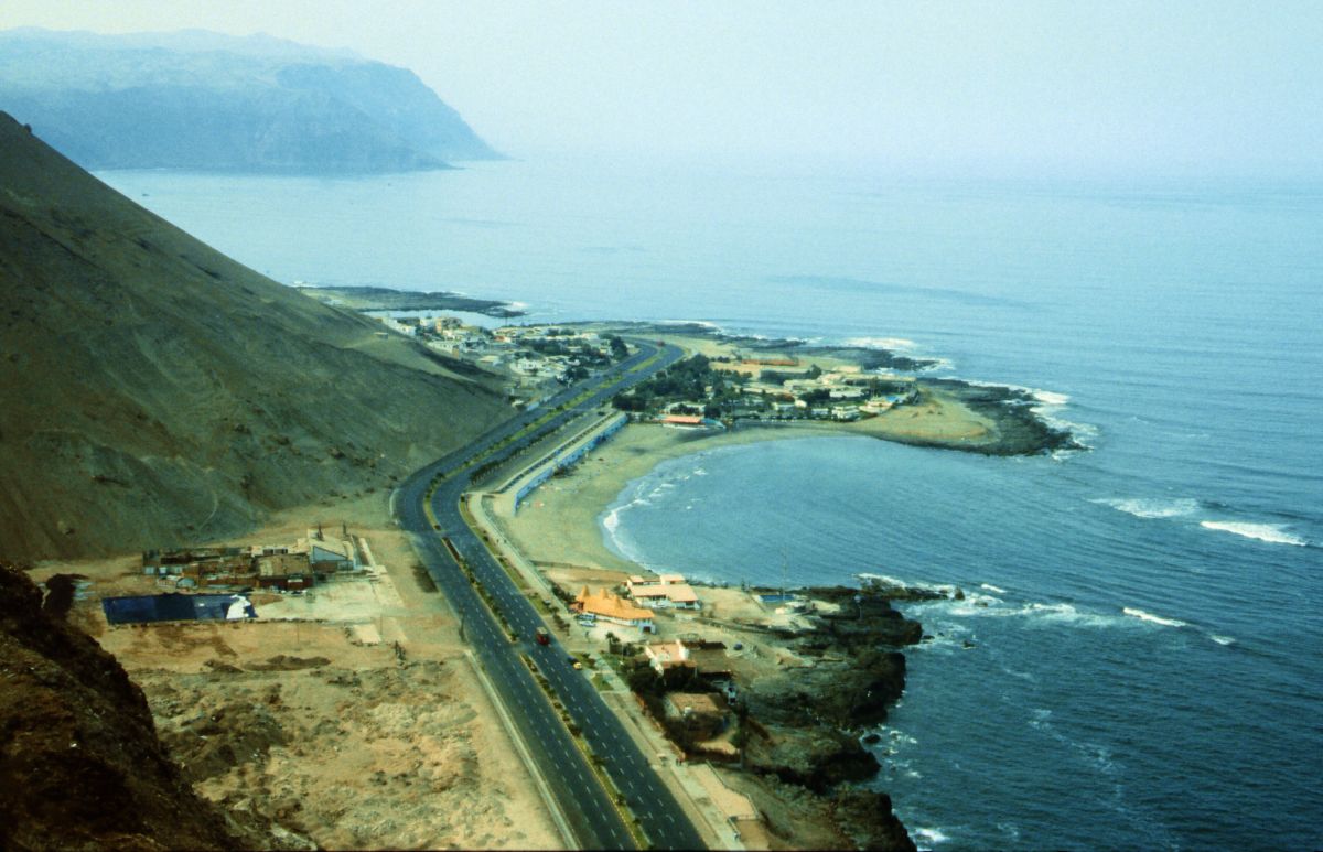 chilské město Arica z vrchu Cerro Morro